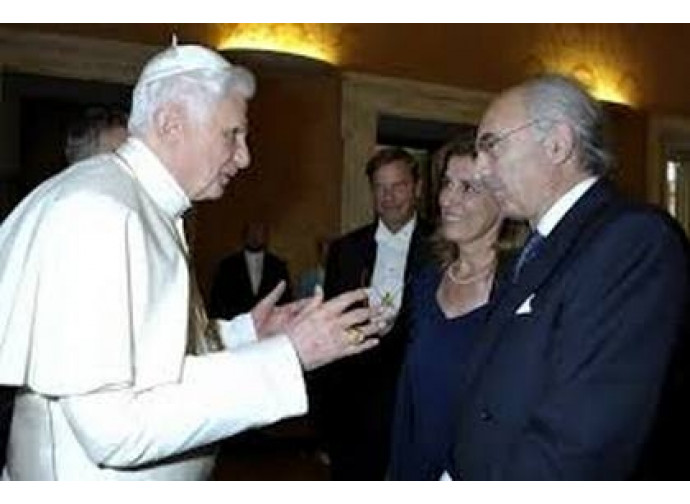 papa Benedetto XVI con Ettore Gotti Tedeschi e signora papa Benedetto XVI con Ettore Gotti Tedeschi e signora